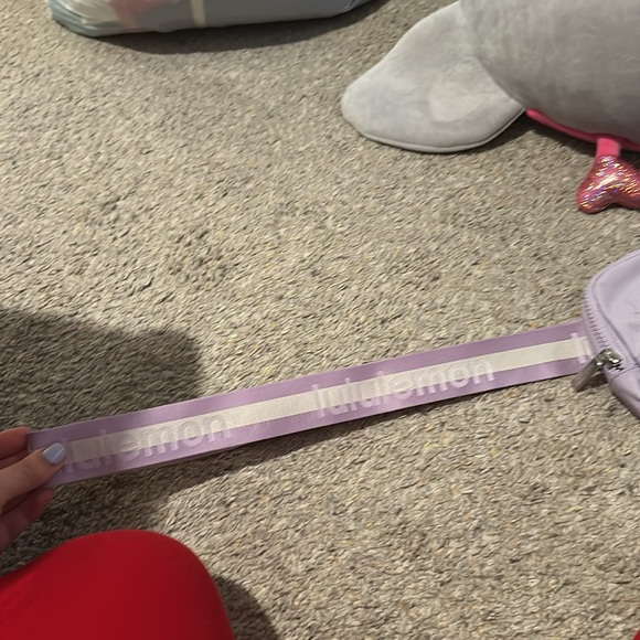 1L Lululemon Belt bag in Lavender with extendable strap - Picture 2 of 2